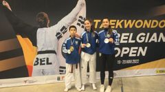 V�ctor Videla, Tomasa Franco y Carme Santamar�a posan con sus medallas.
