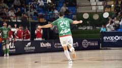Ismael celebra el primero de los cuatro goles que marc ante el Alzira.