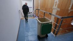 CHARCOS. Inundaci�n y humedades. La filtraci�n de agua anega cada d�a que llueve algunas zonas de paso del centro c�vico y cultural, con el consiguiente riesgo de resbal�n para los usuarios.