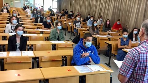 En la imagen, alumnnos del IES Leixa en el aula magna de Humanidades