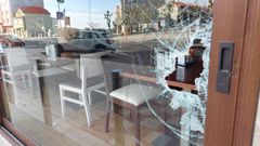 Da�os en la cristalera del Estanco de Paiosaco
