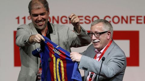 El nuevo l�der regala a su antecesor, Ignacio Fern�ndez Toxo, una camiseta del Bar�a