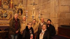 Directivos de la Cofrad�a da Misericordia, en la capilla del Ecce Homo ante la nueva cruz procesional y los dos ciriales que a partir del jueves Santo encabezar�n la segunda parte de su procesi�n, ante la imagen de la Virgen de la Clemencia