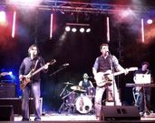 Componentes del grupo Spirits in the night en uno de sus conciertos