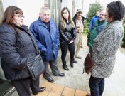 Un grupo de vendedores, a la entrada de la casa consistorial, antes de ser recibidos por el alcalde
