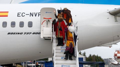 Los Reyes Magos llegan al aeropuerto de Alvedro