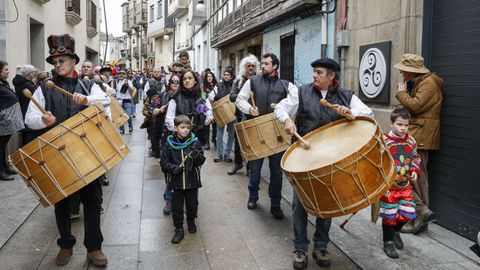 Boteiros y fuli�ns en el desfile del domingo gordo de Viana do Bolo.