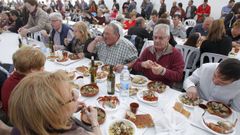 La comida se celebra en una carpa instalada en el muelle