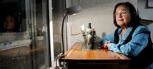 Susa Su�rez, en una de sus m�quinas Refrey mirando por la ventana de su academia compostelana.