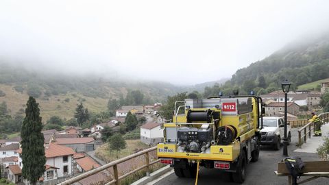 Vista esta ma�ana del pueblo de Caunedo, afectado por un incendio ayer, con niebla y temperaturas m�s bajas