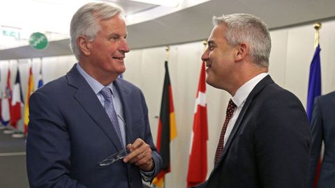 El negociador de la Unión Europea, Michel Barnier (izquierda), junto al negociador del brexit del Reino Unido, Stephen Barclay (derecha)