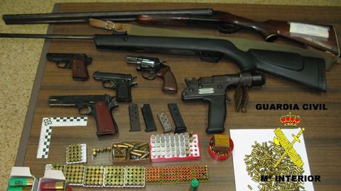 El arsenal incautado en Tineo