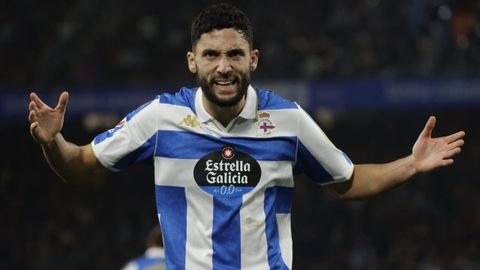 Zakaria se lamenta durante un lance del partido entre el Deportivo y el Racing de Santander. 