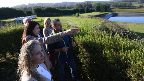 La conselleira de Medio Rural se�ala algo con el brazo durante la visita de ayer a la plantaci�n de ar�ndanos de Cerdido