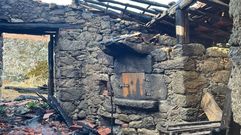 Estado en el que qued� el cobertizo en el que estaba el horno tras el incendio