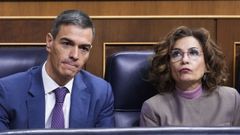 El presidente del Gobierno, Pedro Snchez, y la vicepresidenta primera y ministra de Hacienda, Mara Jess Monero, este mircoles en el Congreso