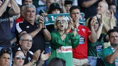Afici�n animando en el partido del Racing frente al Celta B en A Malata.