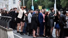 J�venes hacen cola para coger un taxi en A Coru�a el d�a de A�o Nuevo del 2021