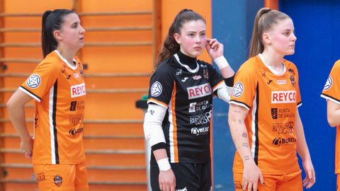 Lola, entre Lara y Laura Barranco, en los proleg�menos del Burela-Alcorc�n.