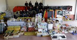Los bomberos de Barreiros, con la mercanc�a, poco antes de distribuirla.