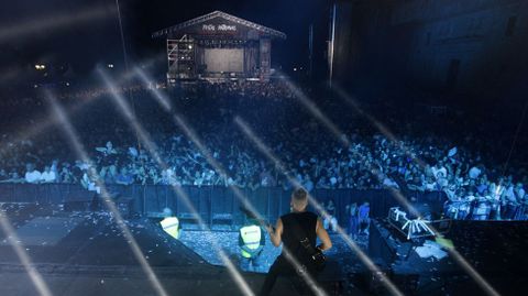 La verbena con la orquesta Panorama y el grupo América llenó la explanada de la Compañía en Monforte