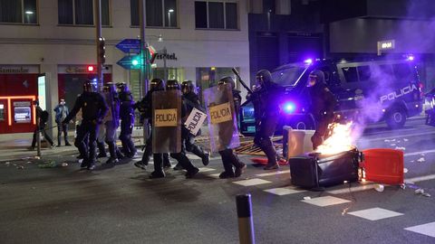 Miembros de la Polic�a Nacional recorren las calles aleda�as a la Puerta del Sol de Madrid
