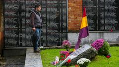 Una persona visita La Fosa comn en el cementerio del Salvador de Oviedo