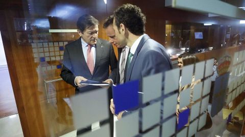 El presidente del Principado, Javier Fernndez (i), tras finalizar su intervencin en el ltimo debate de orientacin poltica de la legislatura.