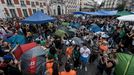 Numerosas personas pasaron su segunda noche acampados en tiendas de campa�a en la c�ntrica Puerta del Sol de Madrid para exigir la aprobaci�n de un decreto sobre vivienda