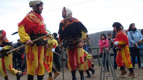 Los peliqueiros hicieron sonar los cencerros en Santiago de Arriba, en Chantada