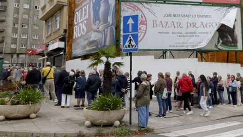La cola para hacerse con un viaje del Imserso a las puertas de la agencia de Halcón Viajes de la ronda de Outeiro superó el centenar de personas