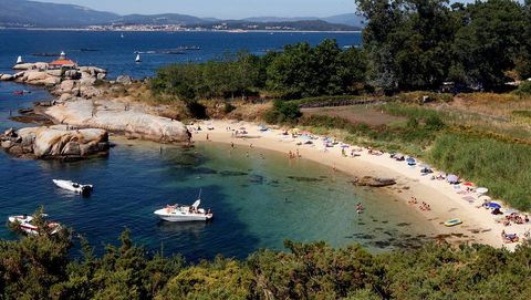 Punta Cabalo es solo un m�gico y peque�o rinc�n de la Illa de Arousa, la de mayor dimensi�n de todo el litoral gallego con m�s de 7.000 metros cuadrados. En este concello viven m�s de 5.000 habitantes, que viven fundamentalmente de la pesca y del turismo, comunicados con tierra firme (con Vilanova) desde 1985 a trav�s de un puente de dos kil�metros.