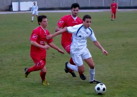 Rub�n Quiroga conduce el bal�n en el campo de A Pinguela en un partido de esta temporada.