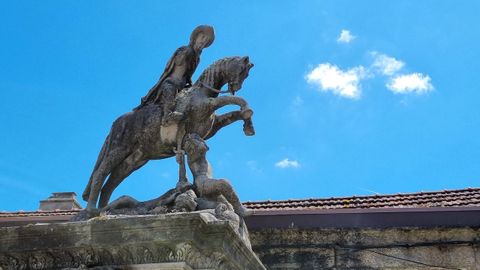 Escultura dedicada a Santiago matamoros en el atrio de la iglesia parroquial de Cangas