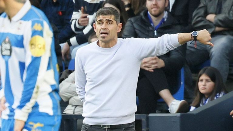 Antonio Hidalgo, dando indicaciones durante el partido ante el Eibar.