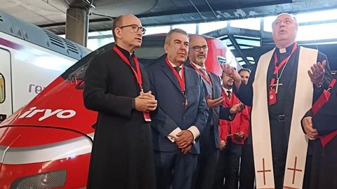 Imagen de la bendici�n de los obispos al tren de Iryo