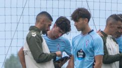 Hugo Gonz�lez y Javi Rodr�guez, con R�ber Fern�ndez, en la pretemporada del Celta del 2025.