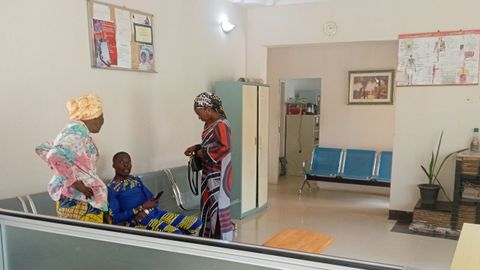 El Concello de Vigo, en colaboraci�n con Harambee ONGD, ha contribuido a la mejora del centro de salud C-Fare en Lubumbashi (Rep�blica Democr�tica del Congo), que ha conseguido funcionar ahora las 24 horas del d�a gracias a la instalaci�n de energ�a solar y un sistema de abastecimiento de agua. En la imagen, el centro de salud.
