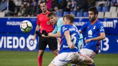 Marc Cardona Carlos Hernandez Diegui Johannesson Real Oviedo Barcelona B Carlos Tartiere.Cardona intenta un disparo ante Johannesson y Carlos Hernandez