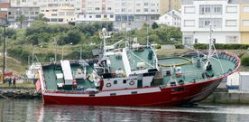 El pesquero qued� escorado a estribor cuando se dispon�an a devolverlo al mar, ya preparado para iniciar la costera del bonito. 
