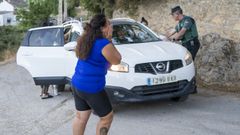 Una mujer llora en el entorno de la casa de Hutor Santilln, en Granada, donde un hombre mat a otro y se atrincher con su mujer