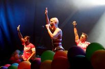 Soraya Arnelas fue la gran atracci�n de la multitudinaria fiesta en los jardines.