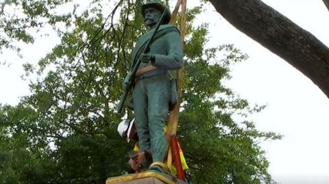 Un operario comienza a desmontar la estatua del soldado confederado