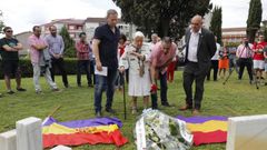 Ofrenda floral en homenaje a Manuel Su�rez alcalde represaliado 1937 su hija Lolitas Su�rez habla para el p�blico