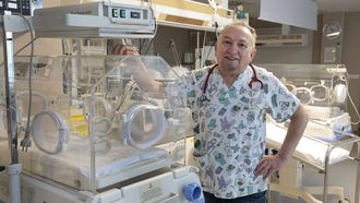 Manuel Silveira, este mi�rcoles en el �rea de prematuros del hospital mari�ano, en Burela