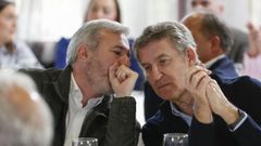 Jorge Azc�n conversa con Alberto N��ez Feijoo en un acto de campa�a en Calatayud.