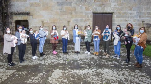 De izquierda a derecha, 1.  Mar�a con su hija Sara; 2. Vicky con Xiana; 3. Sandra con Ismael; 4. Pamela con Liam; 5. Berta con Mari�a; 6. Bel�n con Ux�a; 7. Noelia con Marti�o; 8. Gema con Roc�o; 9. Rosa con Silvia; 10. Roc�o con Mart�n; 11. Natalia con Izan; 12. Alejandra con Pablo; 13. Vanessa con Sabela