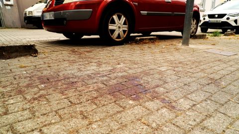Uno de los charcos de sangre que a�n se pueden ver este lunes en la traves�a de Baz�n, en Ferrol, donde el domingo una mujer result� herida en una reyerta.
