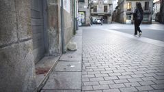 Restos de sangre an visibles en la calle.