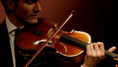Aaron Carpenter toca una pieza en la viola Stradivarius